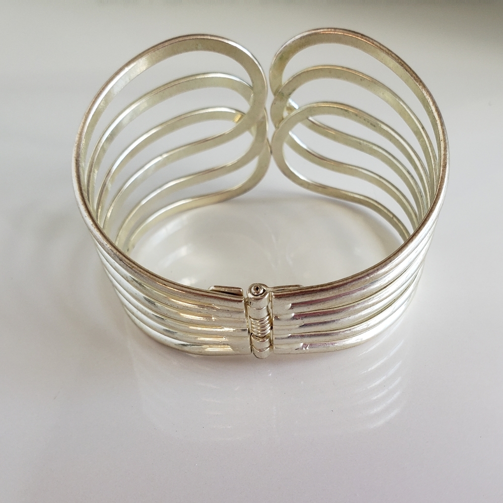 Silver color bracelet. - Picture 2 of 4